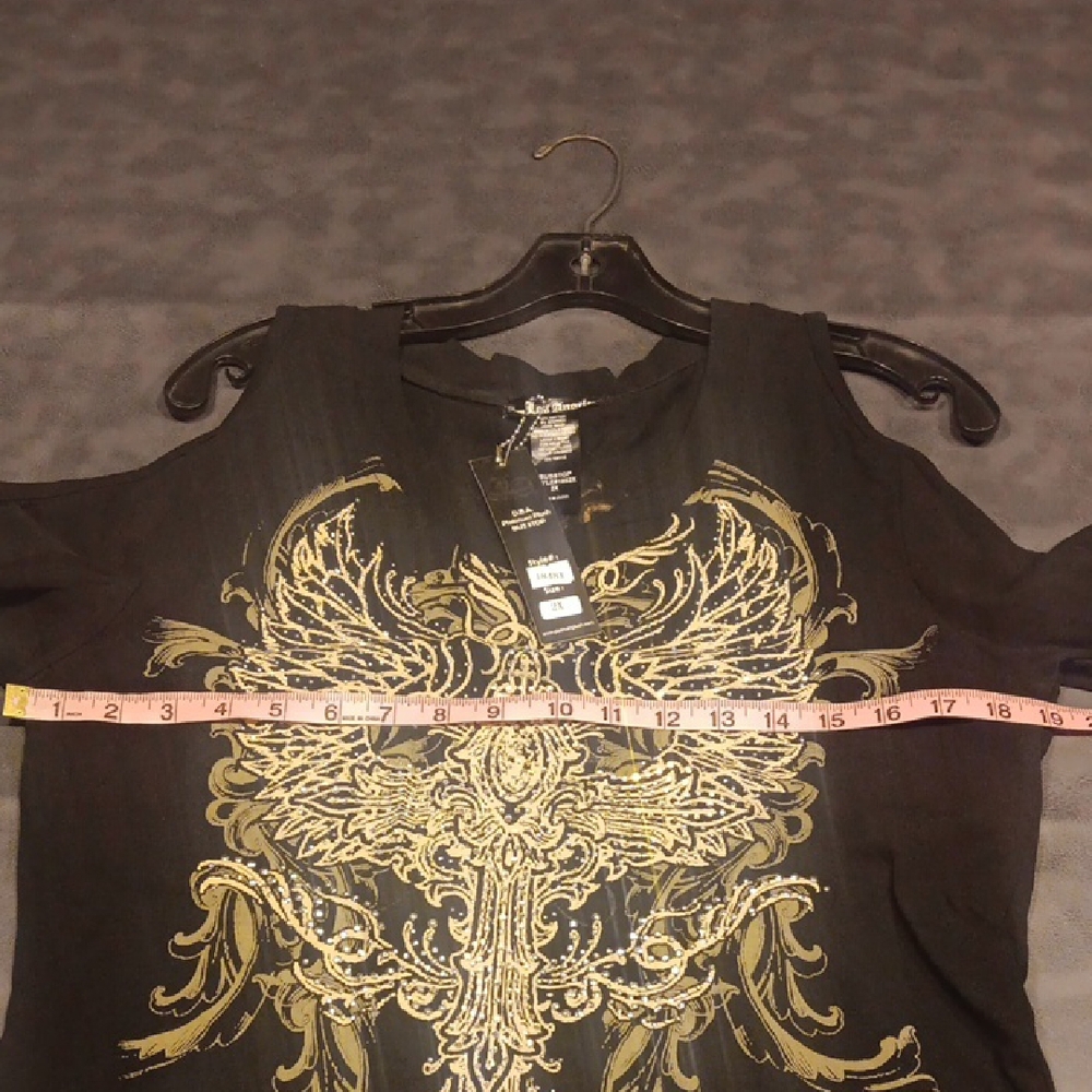 NWT. Black Cold Shoulder Long Sleeve Top with Intricate Design Front And Back - Picture 9 of 10